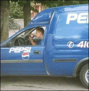 Le livreur de Pepsi se rafraîchit avec une bouteille de Coca-cola...